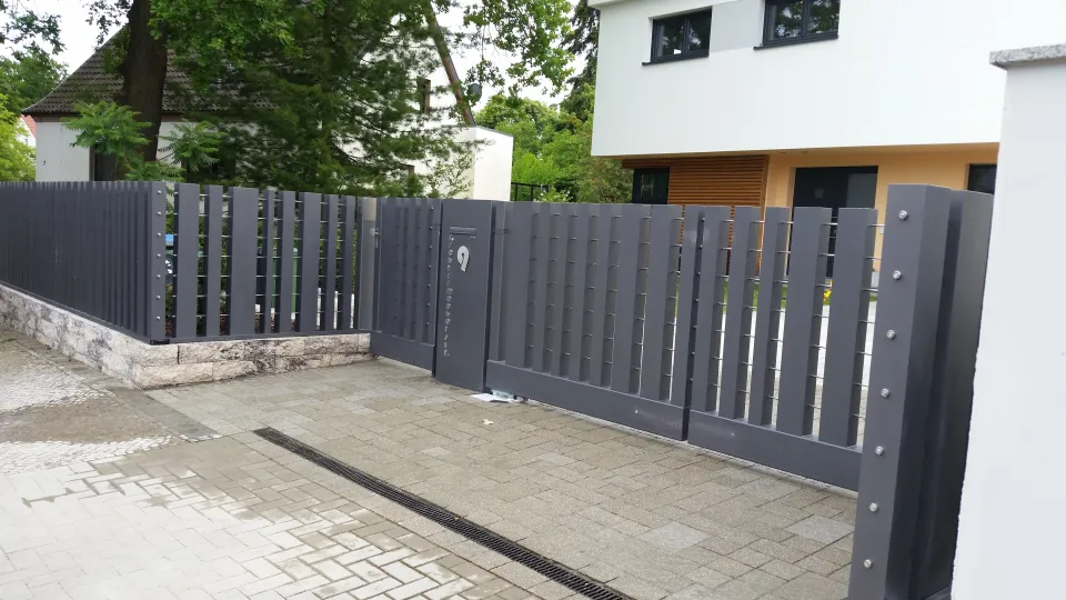 Zaun und Schiebetor aus Stahl in Anthrazit
