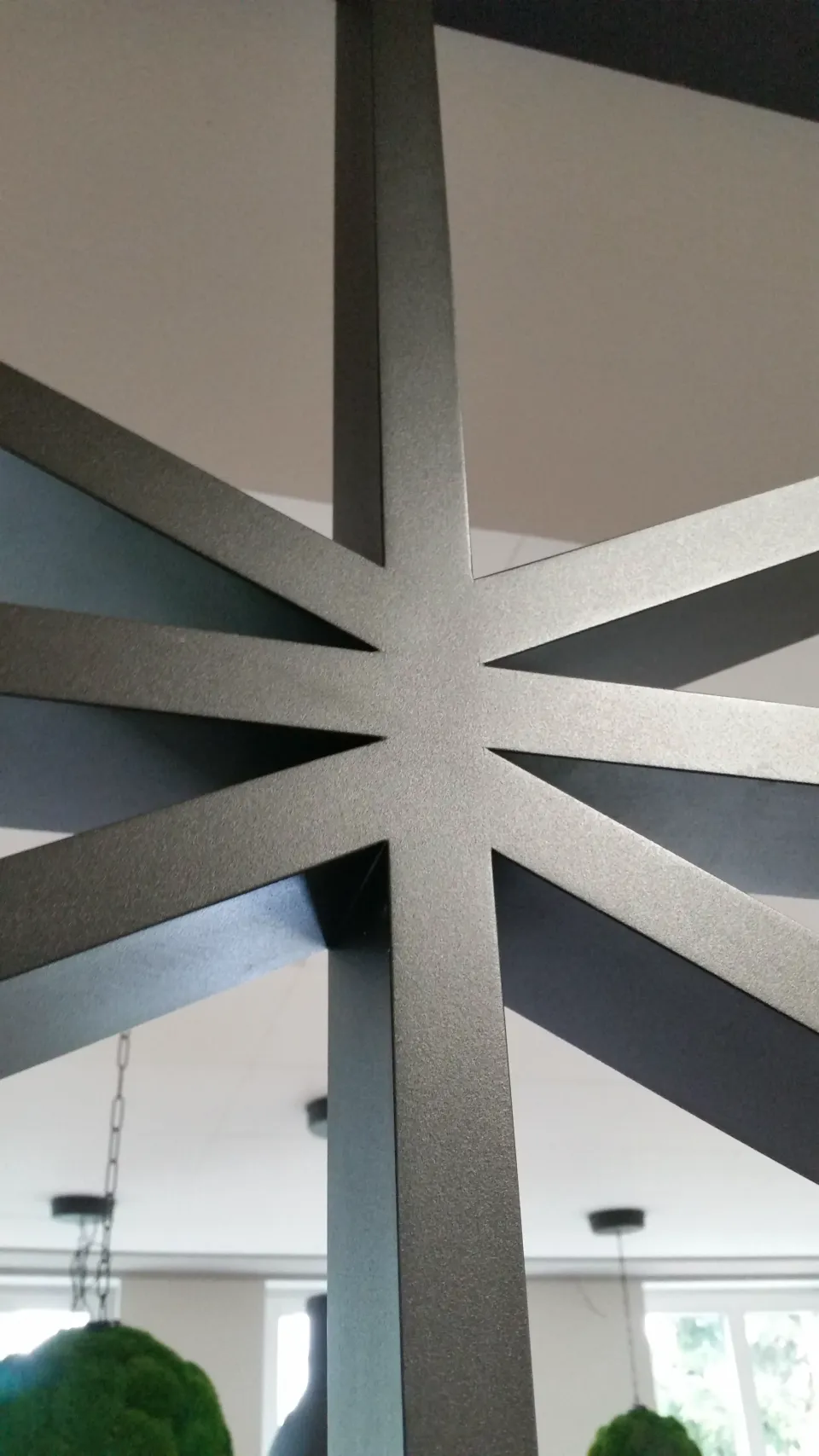 Stahlstreben einer Raumkonstruktion im Detail