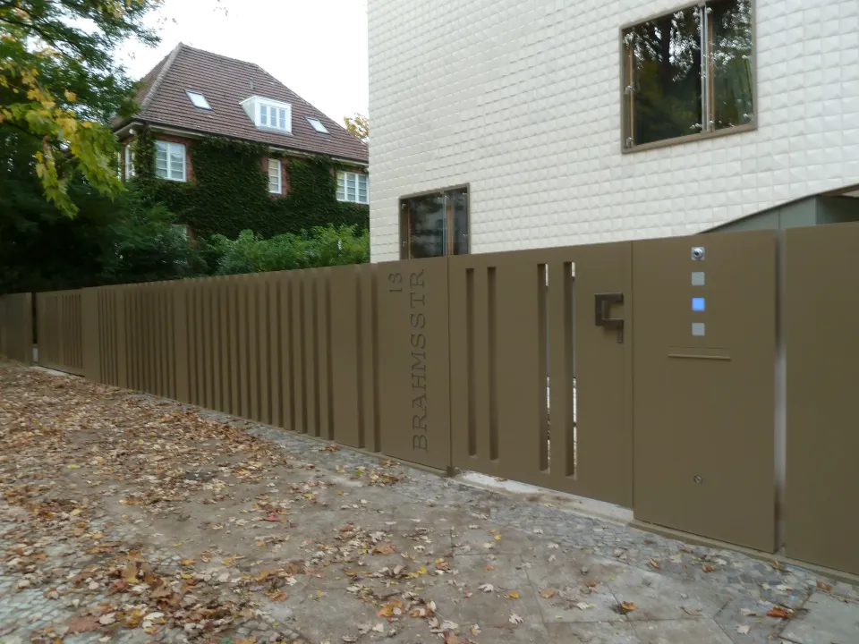Sichtschutzzaun aus Metall entlang eines Grundstücks