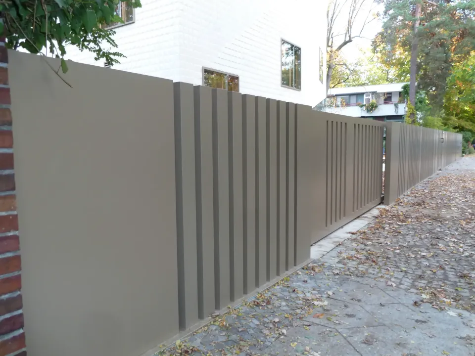 Geschlossener Metallzaun mit Pforte