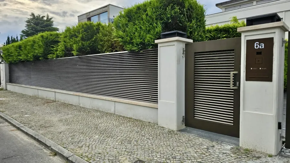 Zaunanlage aus Aluminium entlang der Straße