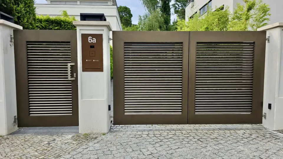 Aluminium-Toranlage mit Pforte und Briefkasten