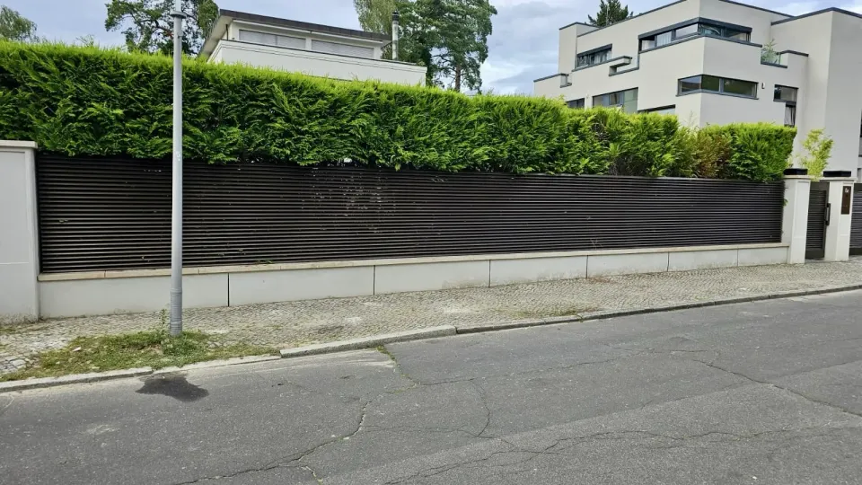 Aluminiumzaun mit Pfeilern in der Seitenansicht