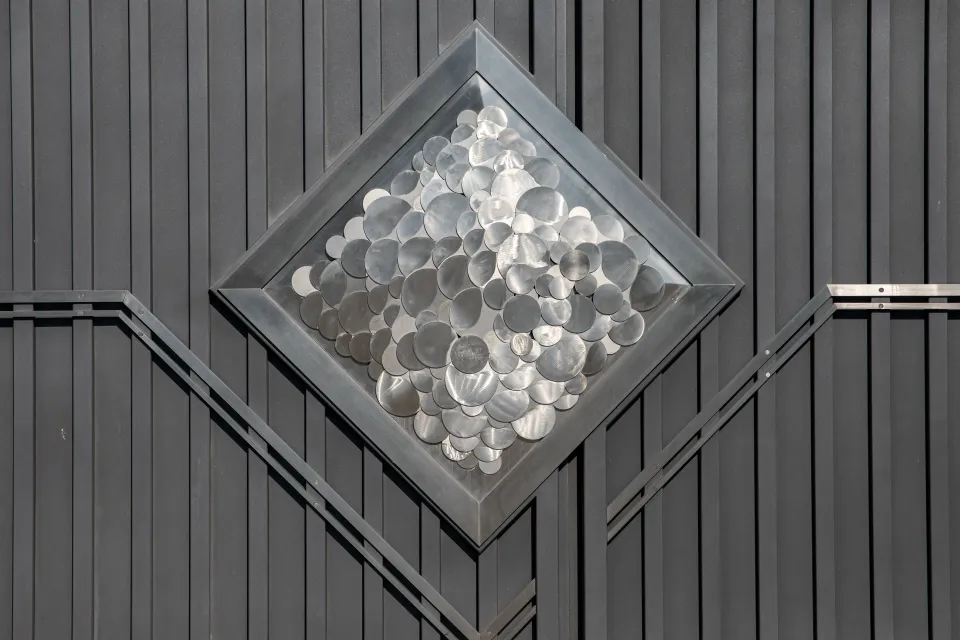 Rautenornament aus gehämmertem Edelstahl im Detail