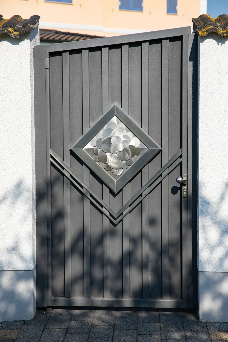 Pforte mit Rautenornament