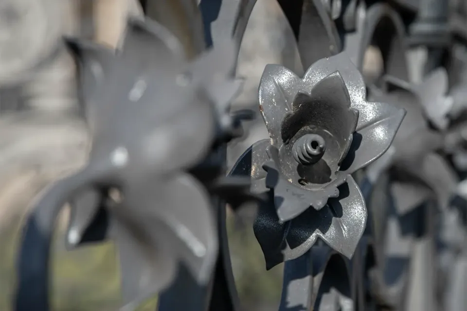 Nahaufnahme einer geschmiedeten Blüte