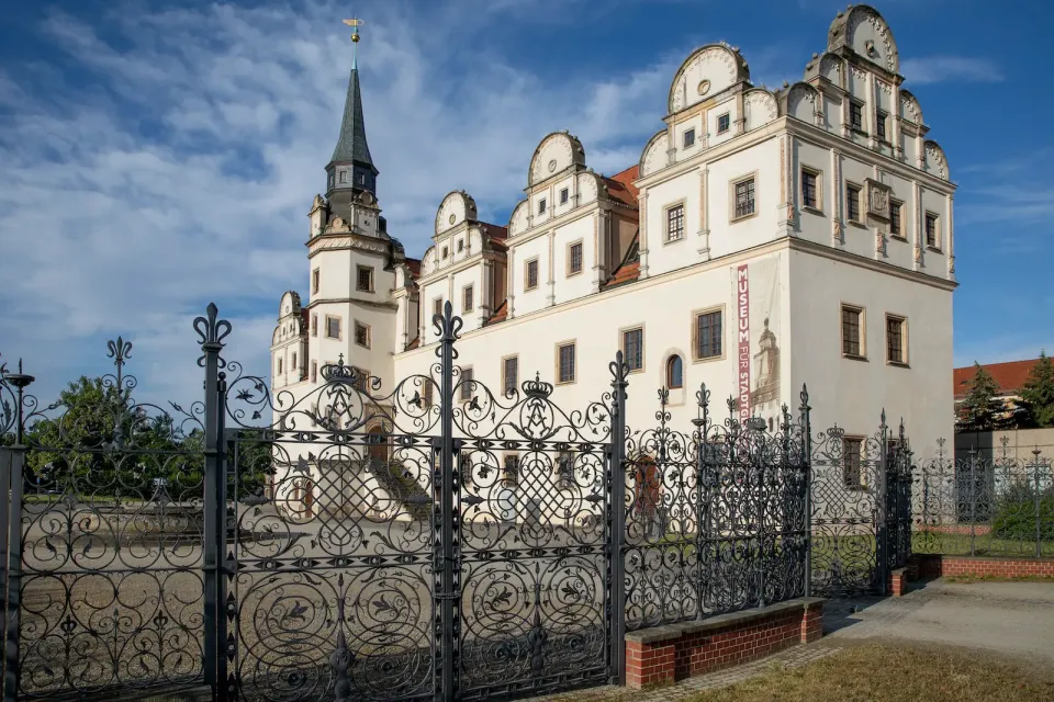 Johannbau Dessau mit Schmiedezaun im Vordergrund