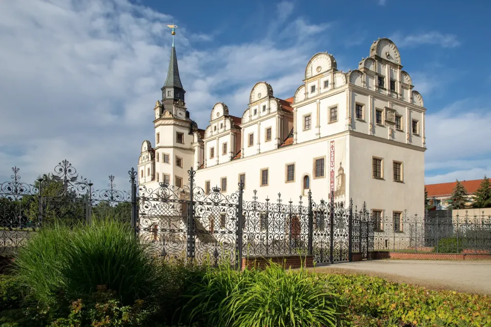 Johannbau Dessau mit restauriertem Schmiedezaun