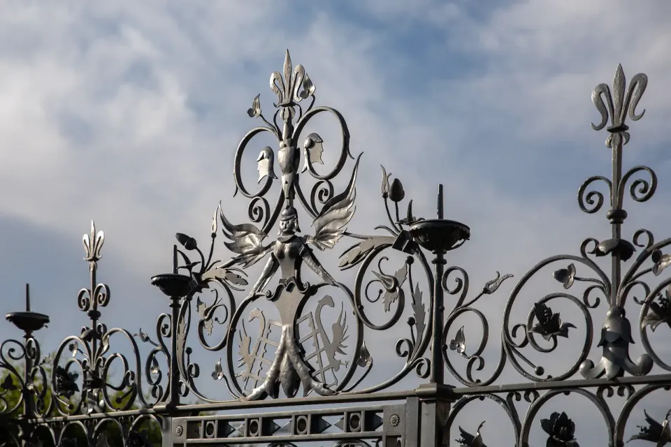 Ornamentaufsatz des restaurierten Zauns
