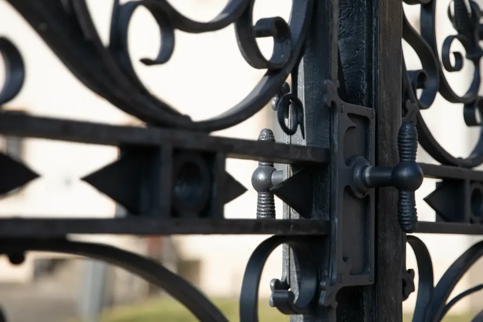 Ecke des Schmiedezauns mit Ornamentspitzen