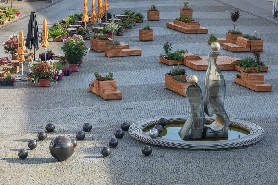 Brunnen mit Bronzekugeln auf dem Marktplatz