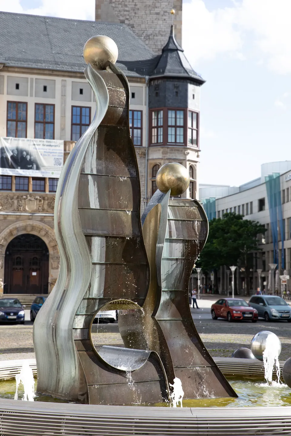 Bronzeskulptur des Brunnens vor dem Rathausturm