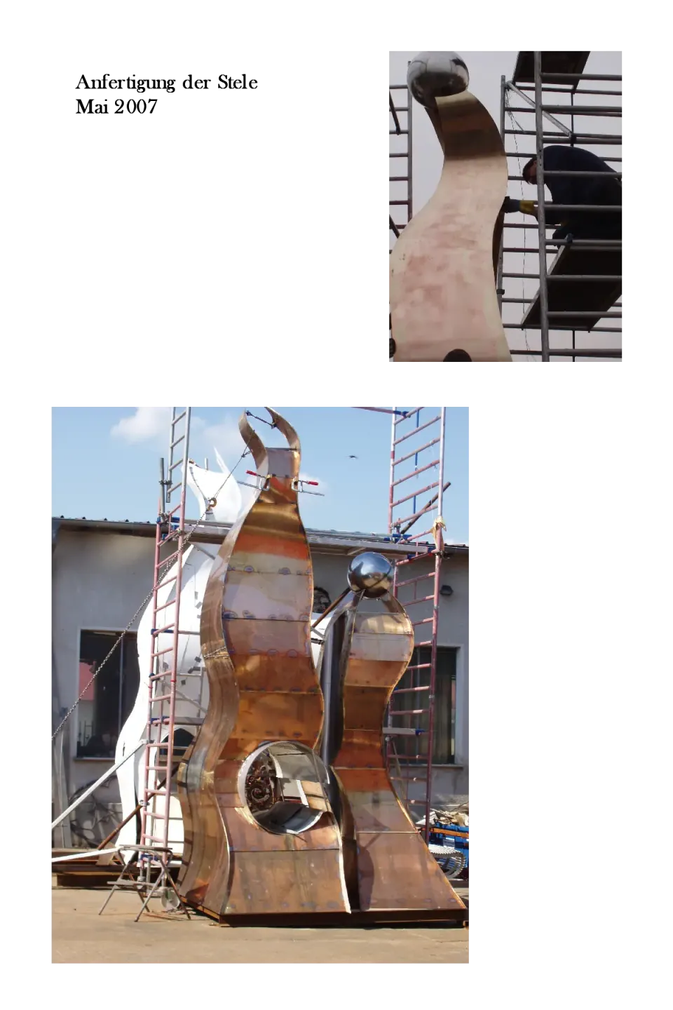 Skulpturteile aus Metall vor der Montage