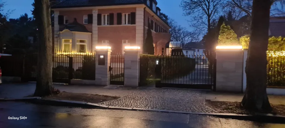 Beleuchtete Zaunpfeiler am Abend