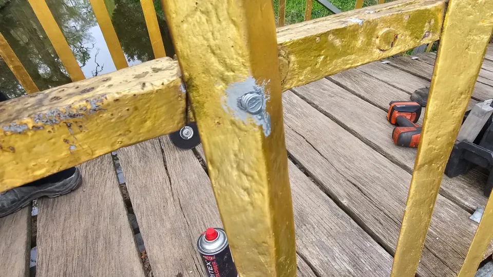 Geländerstäbe in Goldoptik auf der Brücke